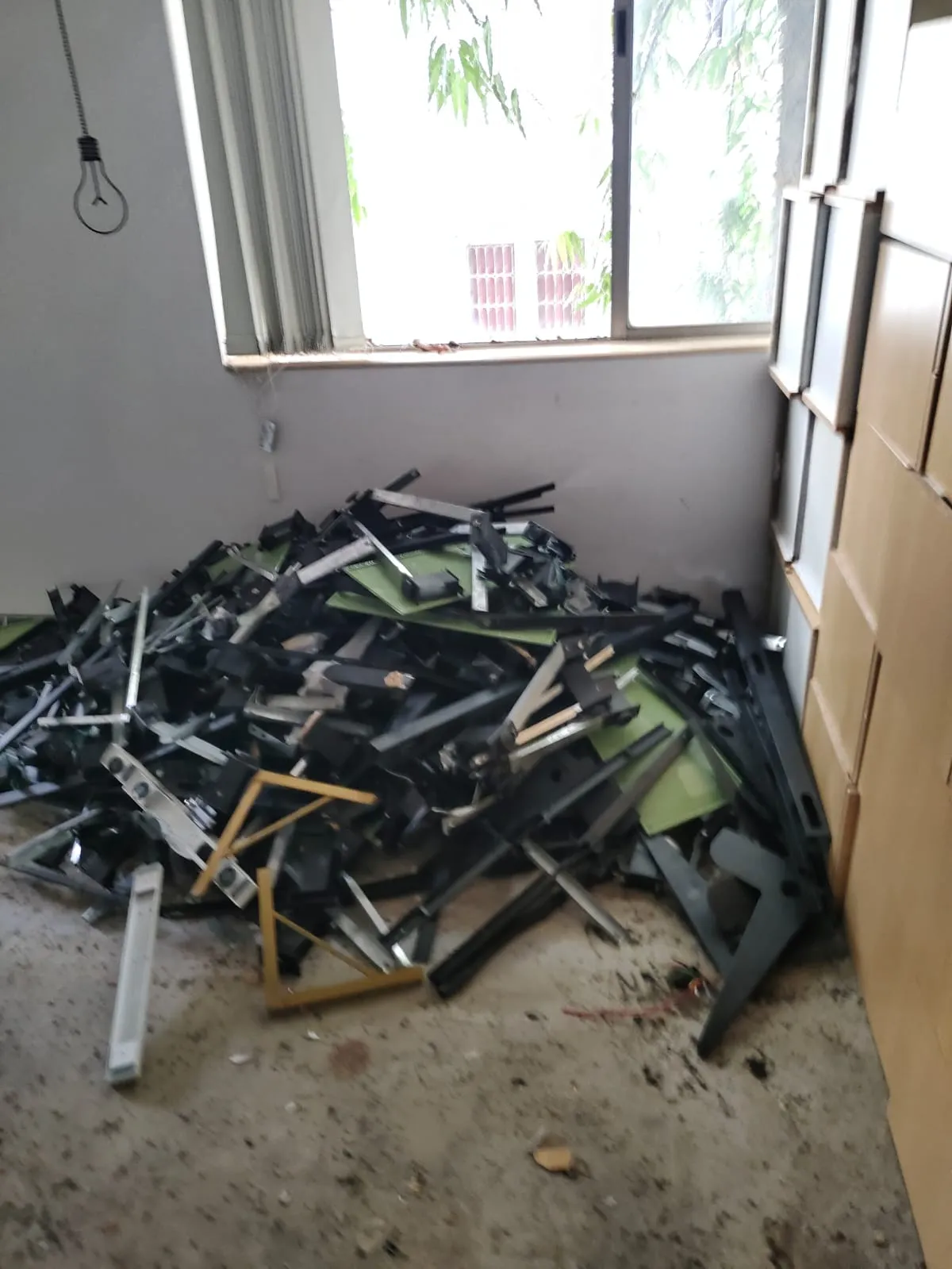 Open plan team cluster configurations opened up neatly for a workstation removal Taramani job.